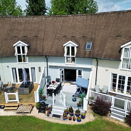 Luxury Kingfisher Lodge, Isis Lake, Within The Cotswold Waterpark Cirencester Exterior photo
