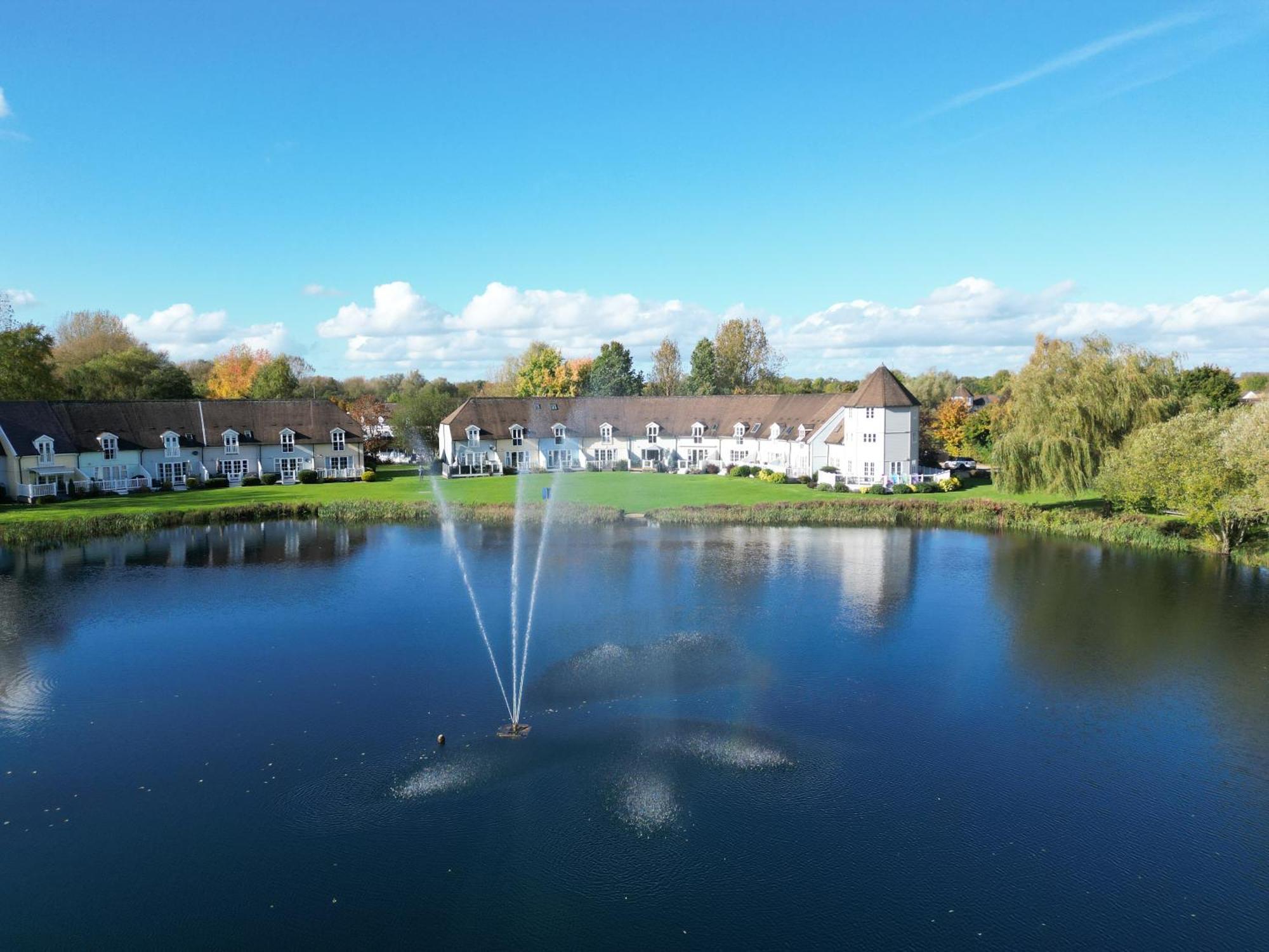Luxury Kingfisher Lodge, Isis Lake, Within The Cotswold Waterpark Cirencester Exterior photo