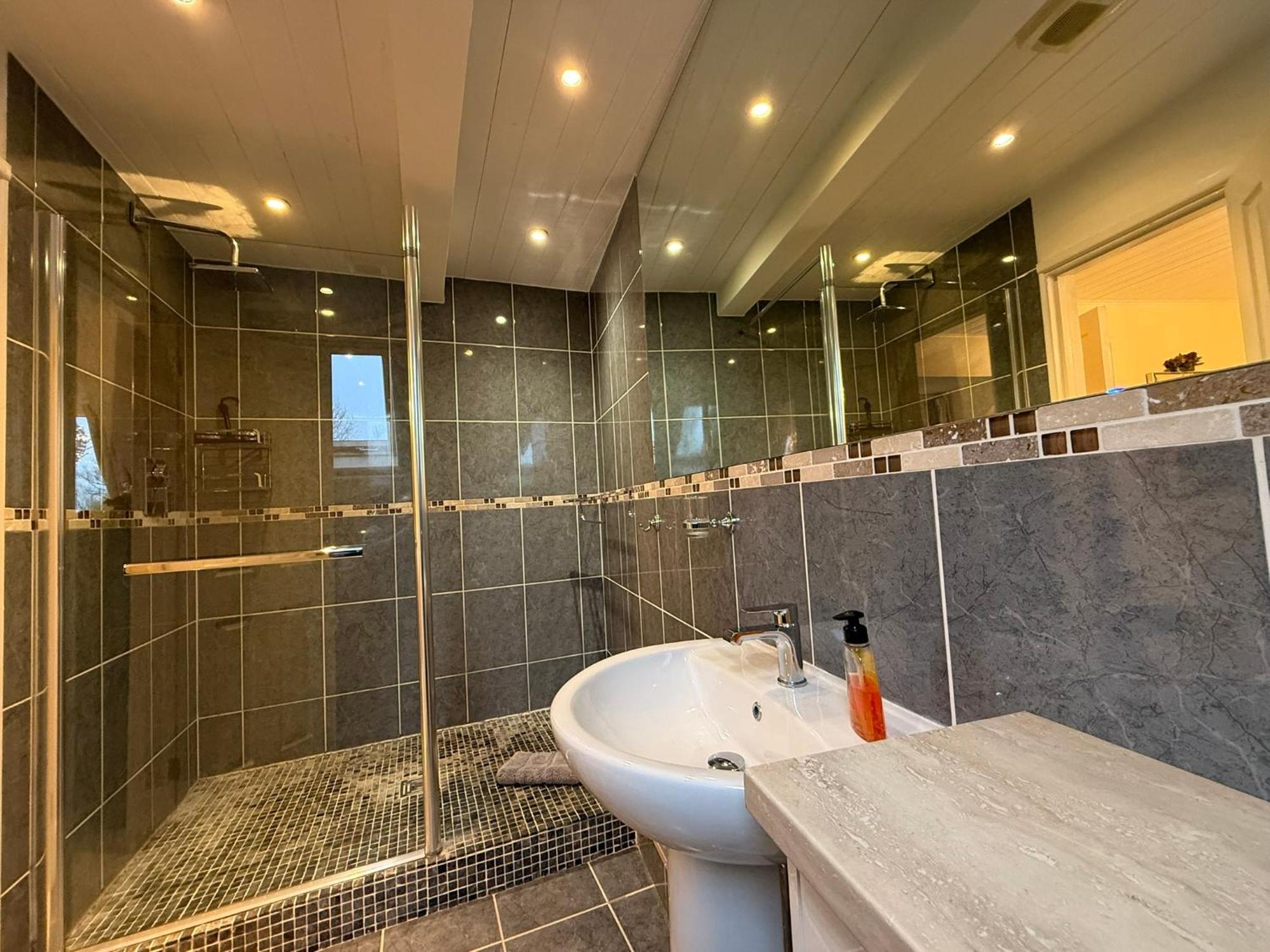 Luxury Kingfisher Lodge, Isis Lake, Within The Cotswold Waterpark Cirencester Exterior photo