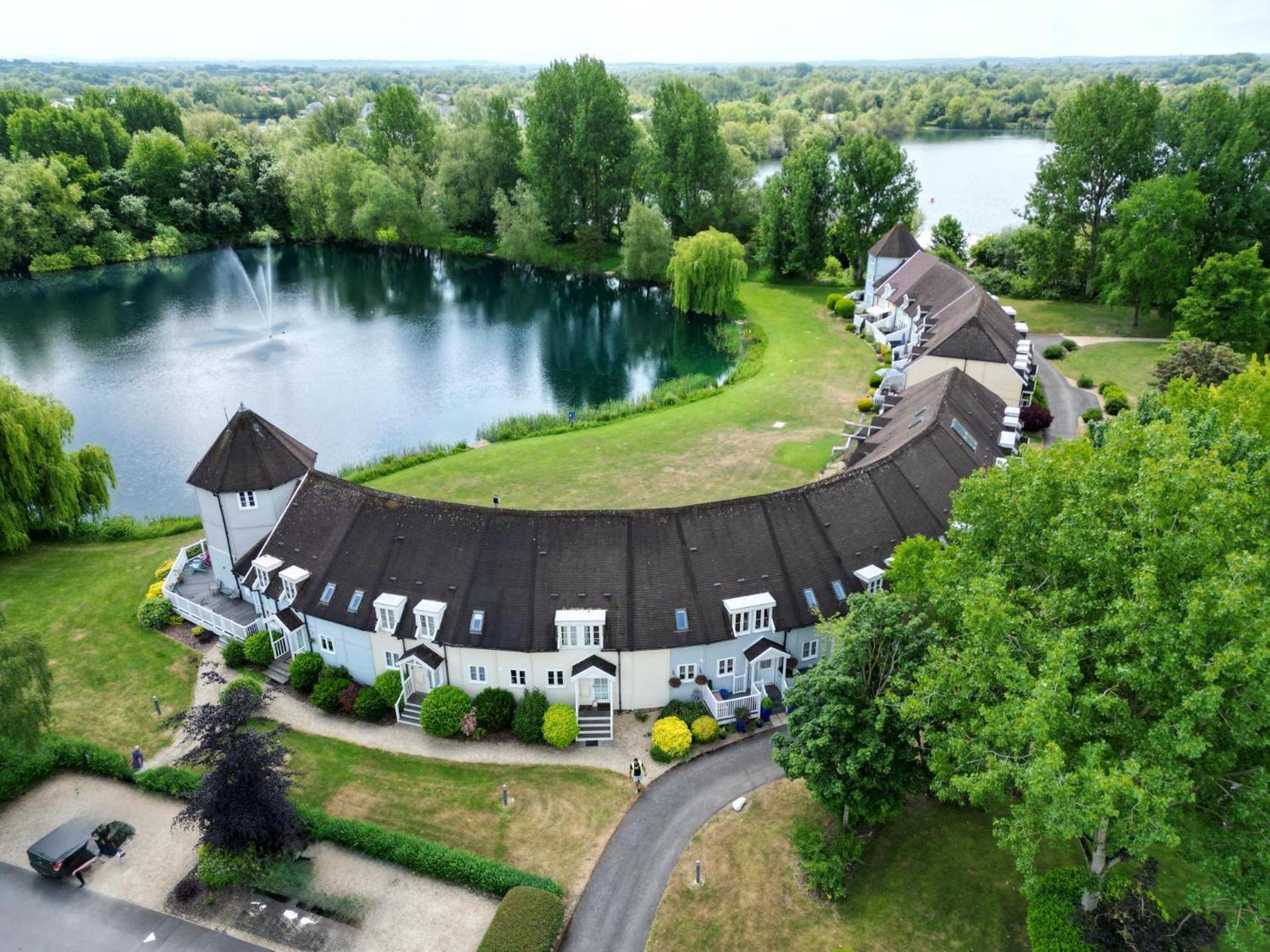 Luxury Kingfisher Lodge, Isis Lake, Within The Cotswold Waterpark Cirencester Exterior photo