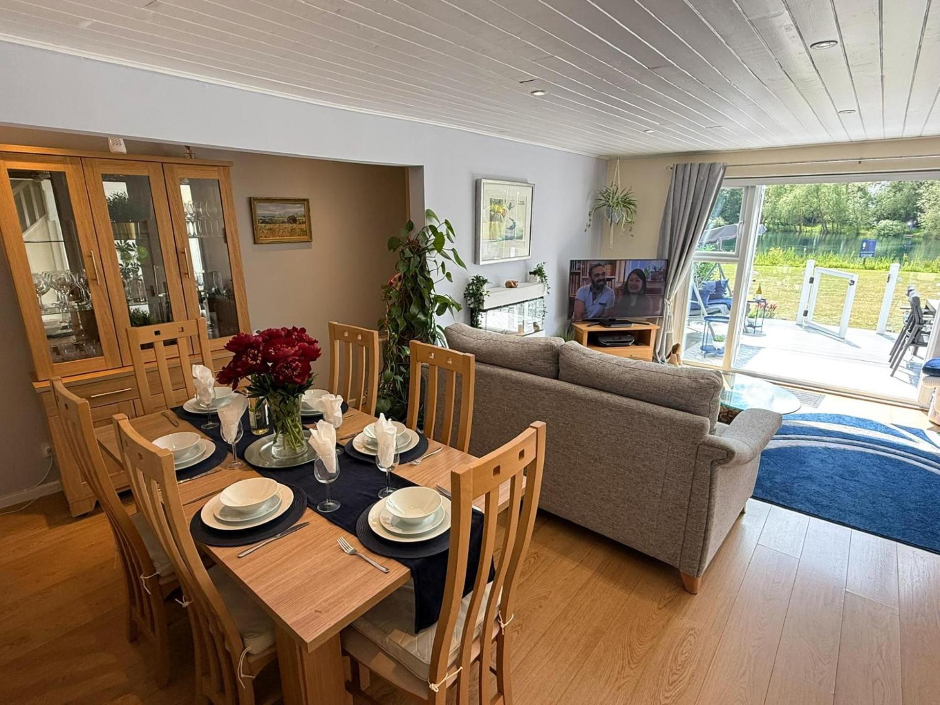 Luxury Kingfisher Lodge, Isis Lake, Within The Cotswold Waterpark Cirencester Exterior photo